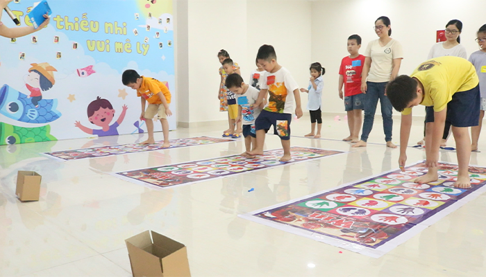 Children participated in the game "Hands and Feet"